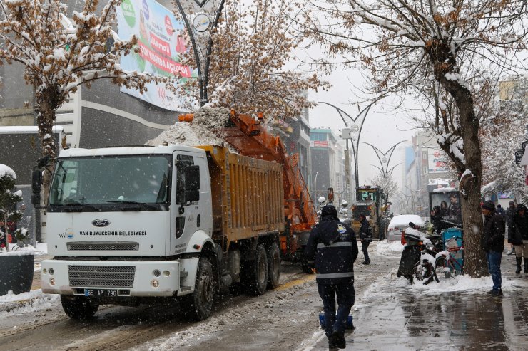 Van'da kapanan 345 yerleşim yeri yolundan 297'si açıldı