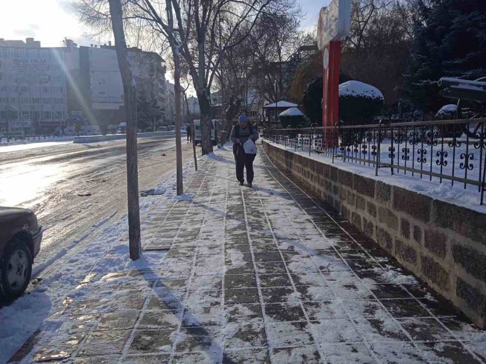 Afyonkarahisar’da kar yağışı etkisini gösterdi