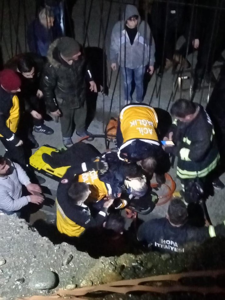 Artvin'de kamyonet, dereye uçtu; sürücü öldü, eşi yaralı