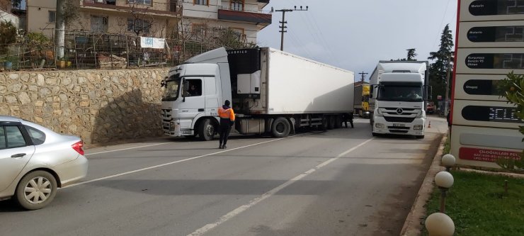 Aynı virajda 12 saat arayla 2 kaza kamerada