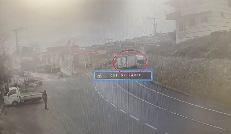 Aynı virajda 12 saat arayla 2 kaza kamerada