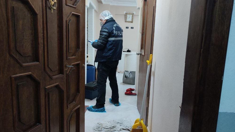 Girdikleri apartmanda 9 daireyi soyup sırra kadem bastılar