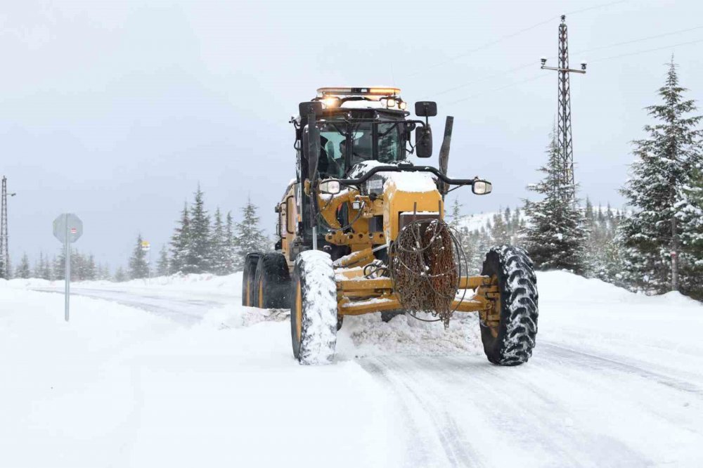 Konya Büyükşehir 31 ilçede kar ve buzlanmaya karşı görev başında