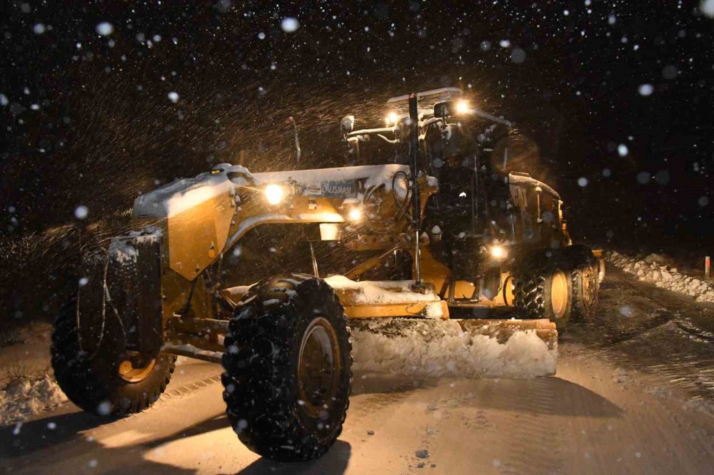 Konya Büyükşehir 31 ilçede kar ve buzlanmaya karşı görev başında