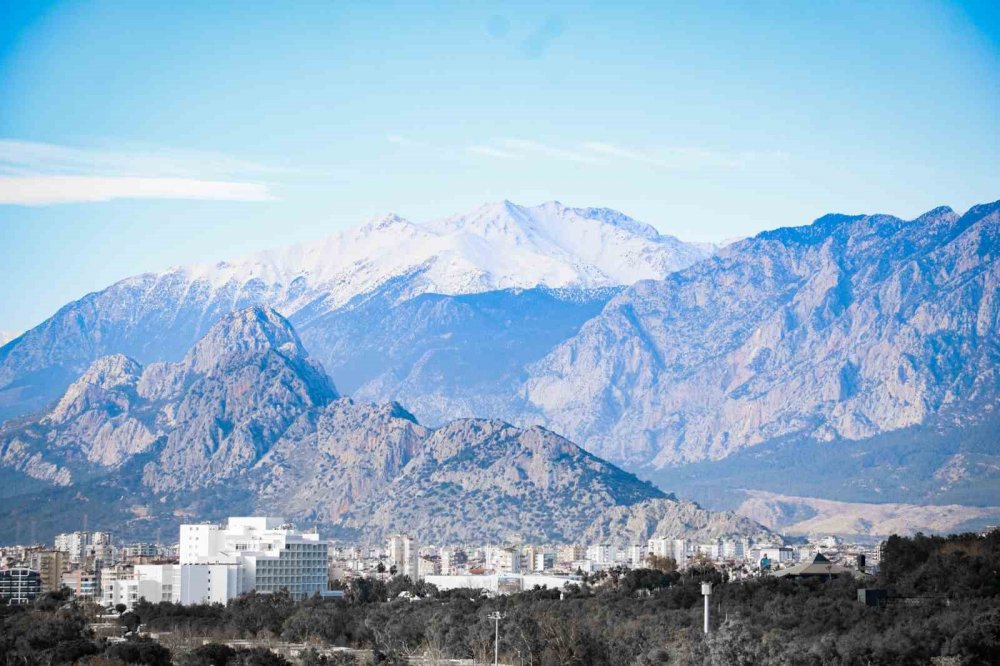Kuzey rüzgarları Antalya’yı buz kestirdi, meteoroloji ‘Don’ uyarısı verdi