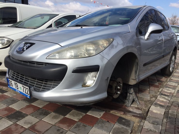 Otomobilinin lastiklerinin çalındığını ilerleyemeyince fark etti