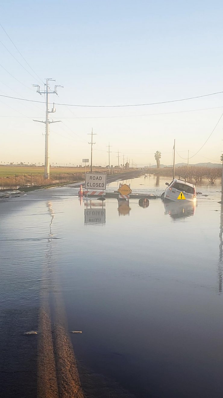 Araçlar, tüm uyarı ve trafik işaretlerine rağmen çöken yola düşünce, yetkililer isyan etti
