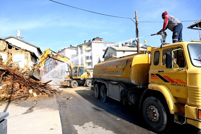 Konya'nın ilçesinde metruk binalar yıkılıyor