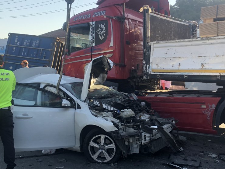 Zincirleme kazaya neden olan ehliyetsiz TIR şoförü, 'çok ölü var' diye kaçmış