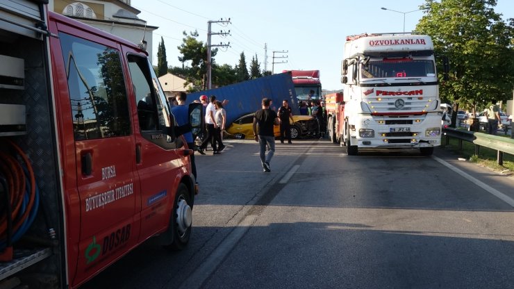 Zincirleme kazaya neden olan ehliyetsiz TIR şoförü, 'çok ölü var' diye kaçmış