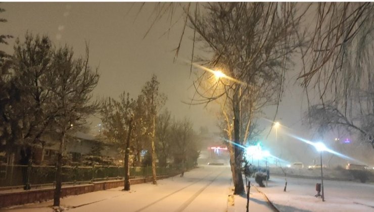 Ankara'da kar yağışı etkisini artırdı