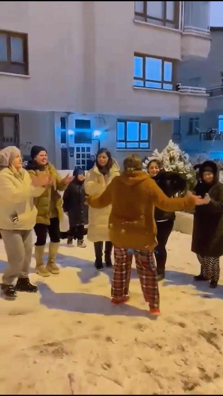 Ankara'da kar yağışı etkisini artırdı