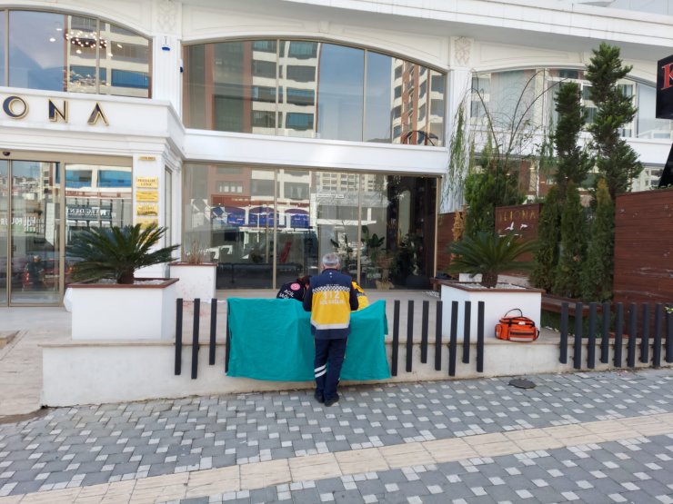 Cam silerken 11'inci kattan düşüp öldü