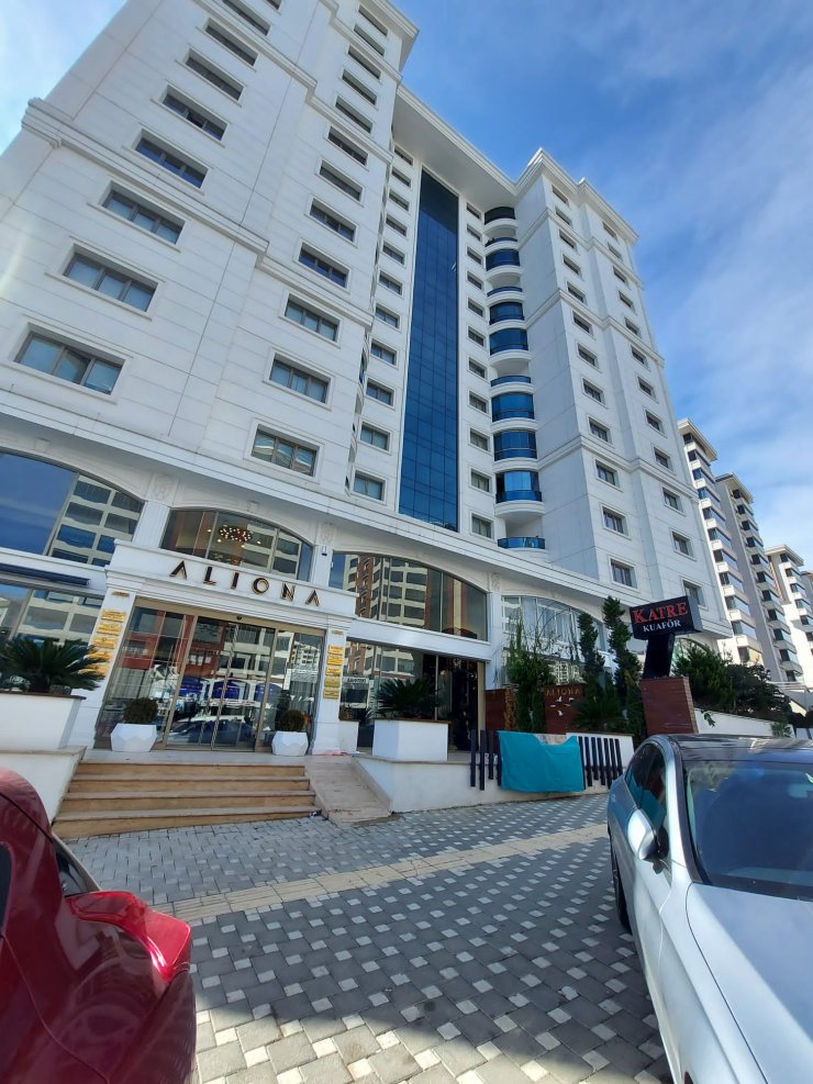 Cam silerken 11'inci kattan düşüp öldü