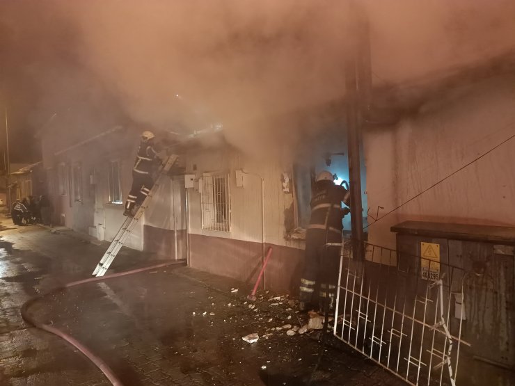 Evinin yanışını gözyaşları içinde izledi