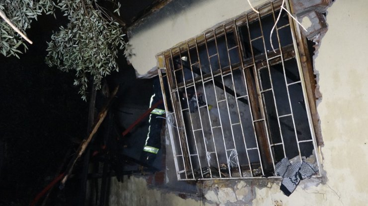 Gecekondu alev alev yandı