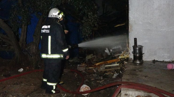 Gecekondu alev alev yandı