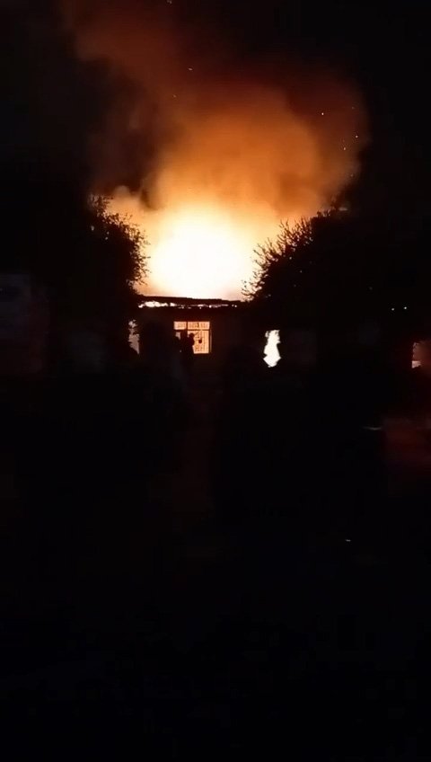 Gecekondu alev alev yandı