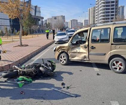 Motosiklet, hafif ticari araca çarptı: 1'i ağır 2 yaralı