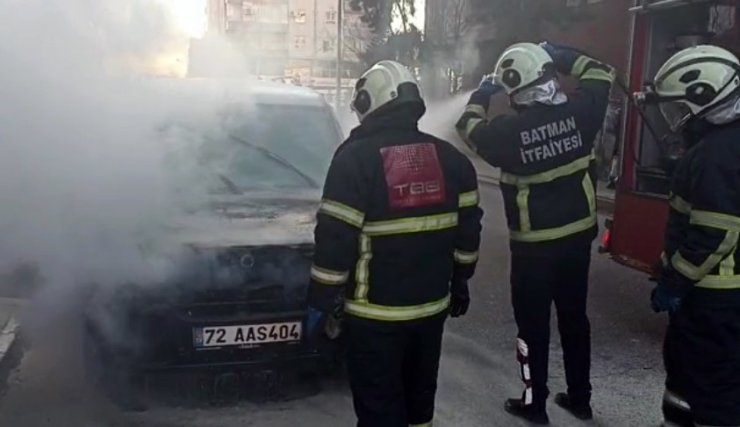 Seyir halindeki otomobil yandı