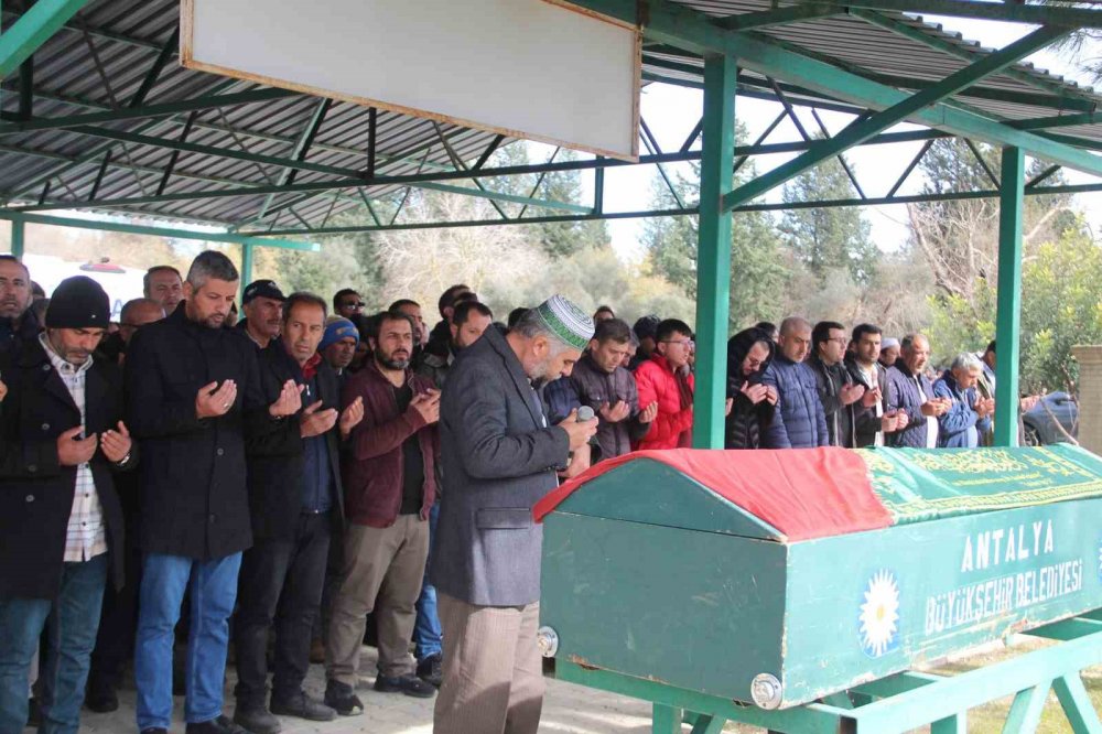17 yaşındaki Havvanur, 2 kez yendiği kansere Dünya Kanser Günü’nde yenildi