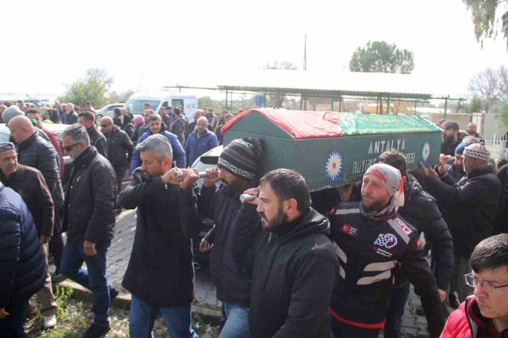 17 yaşındaki Havvanur, 2 kez yendiği kansere Dünya Kanser Günü’nde yenildi