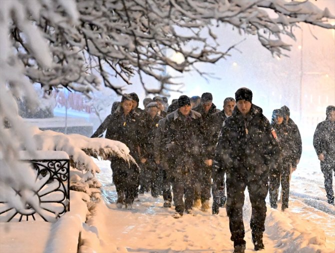Bakan Soylu, yoğun kar yağışının etkili olduğu Ankara'da incelemelerde bulundu