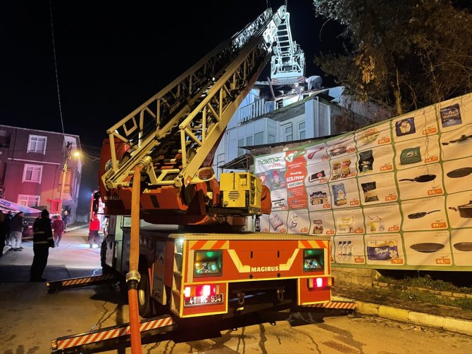 Kocaeli'de binanın çatı katında çıkan yangın hasara yol açtı