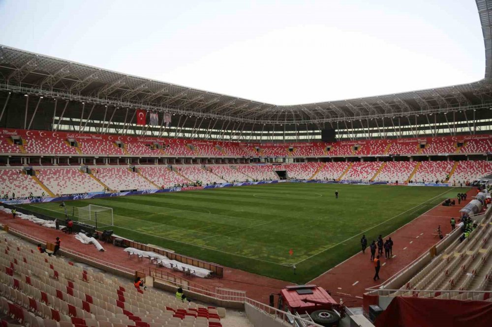 Özel örtüyle korunmuştu! Sivasspor-Beşiktaş maçı öncesi zeminin son durumu