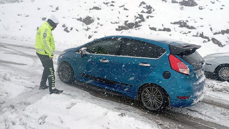 Ulaşıma kapanan 160 köy yolunun açılması için çalışmalar sürüyor