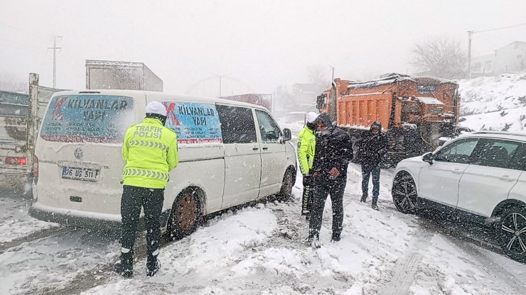 Ulaşıma kapanan 160 köy yolunun açılması için çalışmalar sürüyor