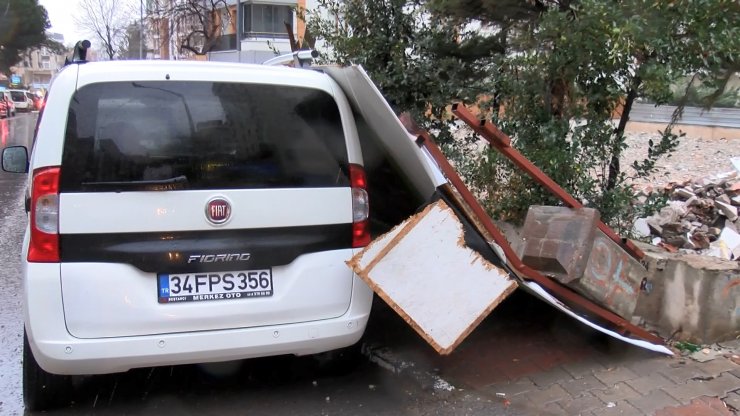 2 otomobilin üzerine inşaat panosu düştü