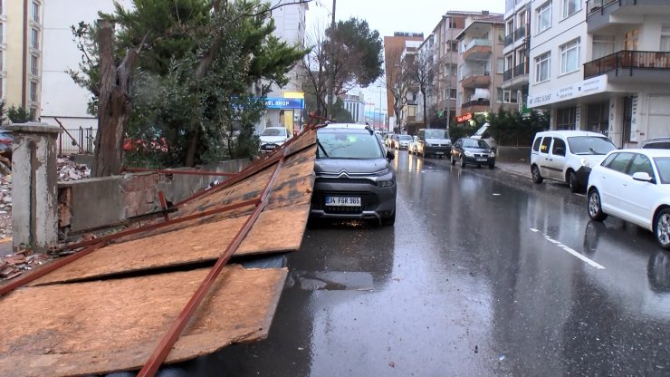 2 otomobilin üzerine inşaat panosu düştü