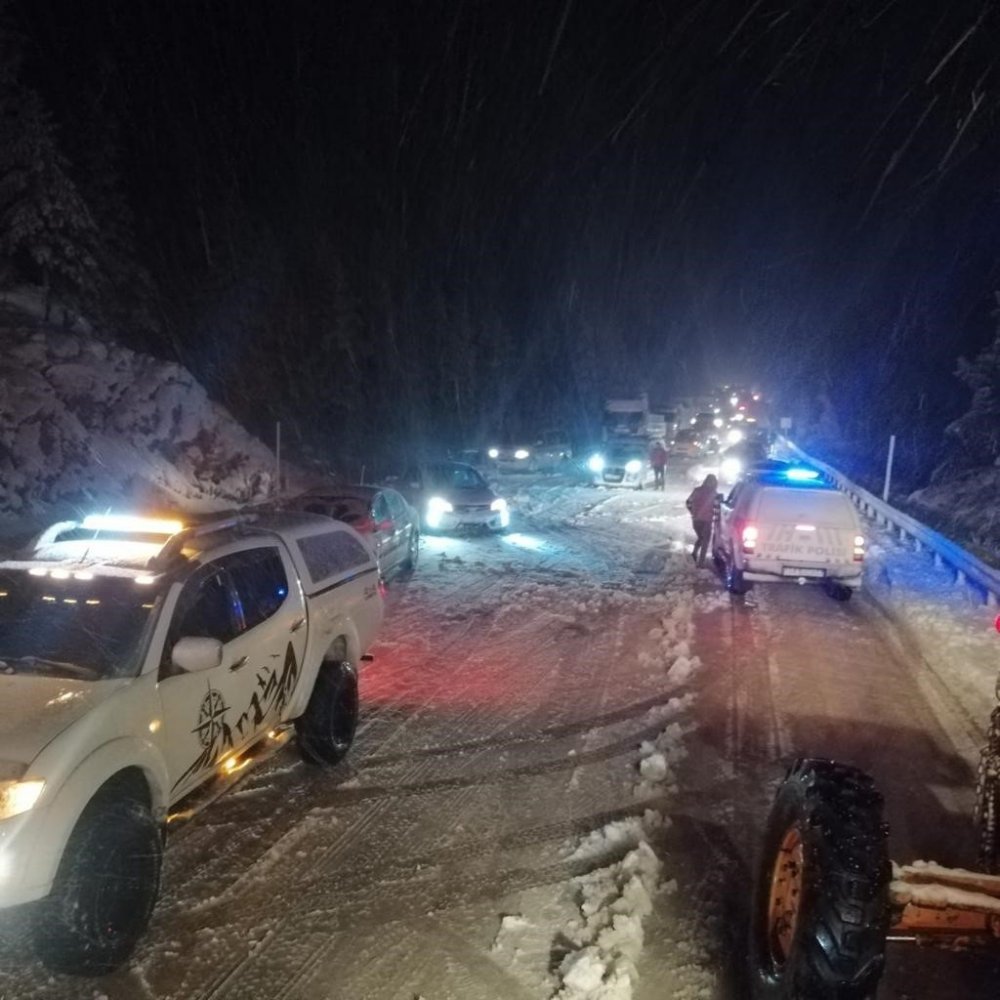 Antalya-Konya karayolu trafiğe kapatıldı, sürücüler tesislere yönlendirildi