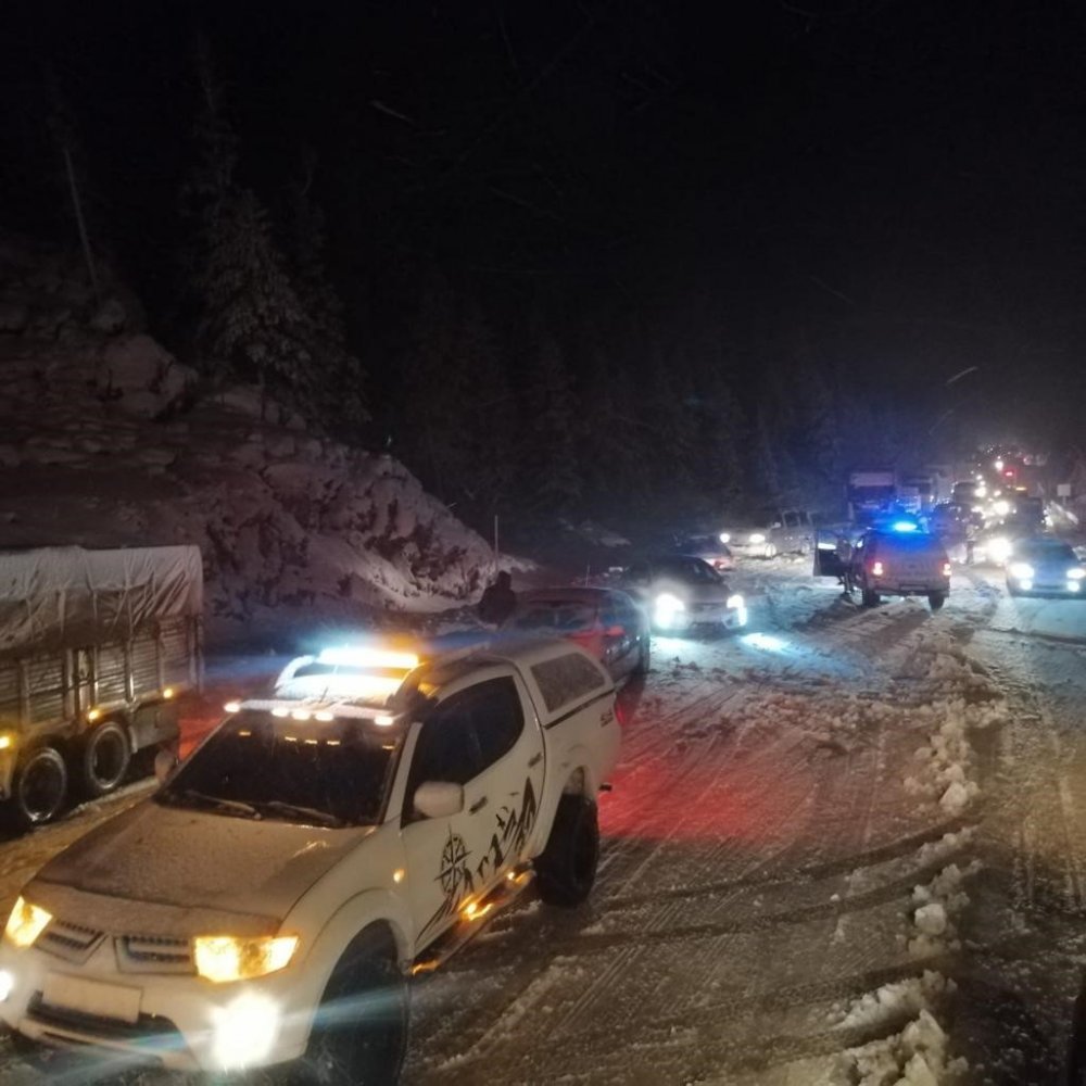 Antalya-Konya karayolu trafiğe kapatıldı, sürücüler tesislere yönlendirildi