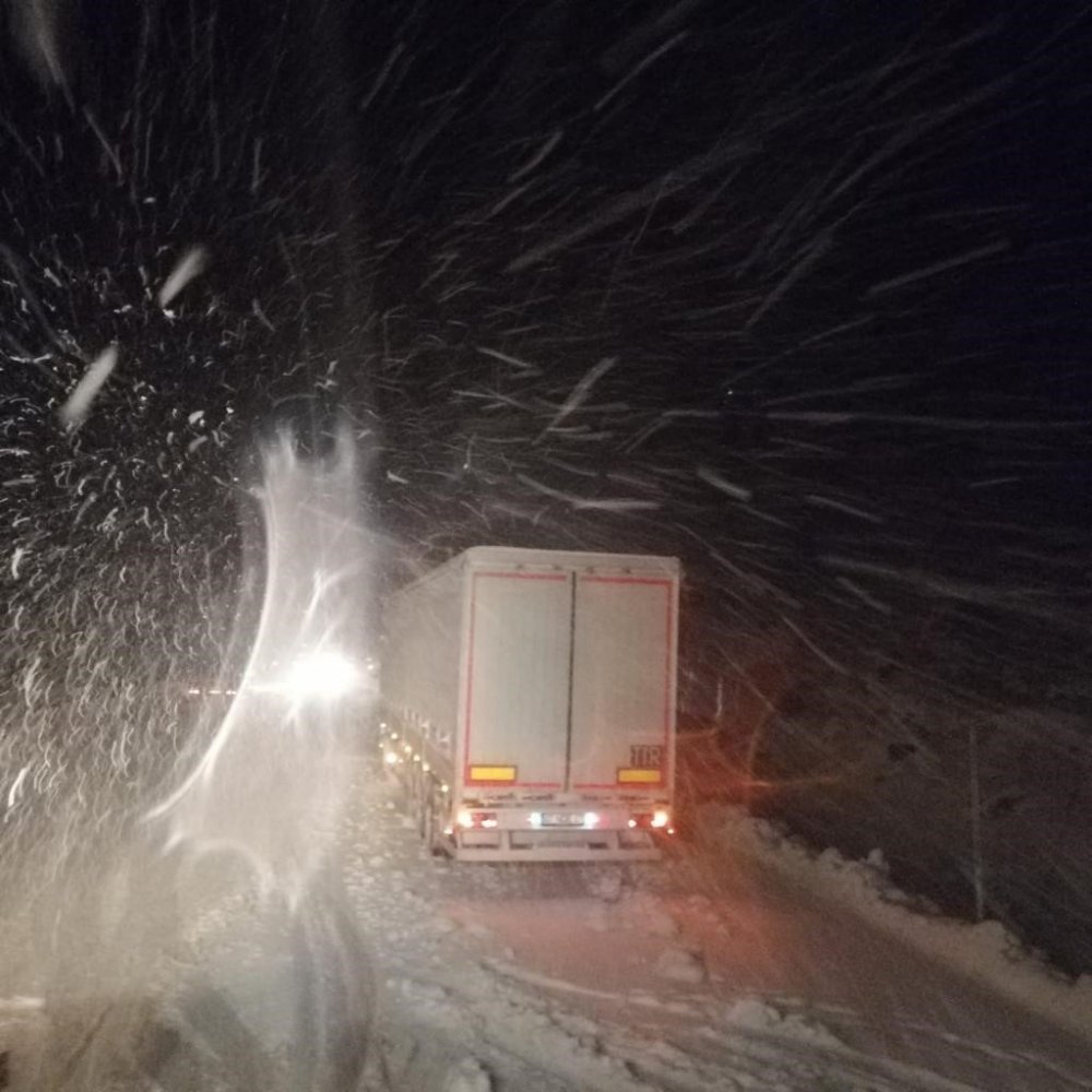 Antalya-Konya karayolu trafiğe kapatıldı, sürücüler tesislere yönlendirildi