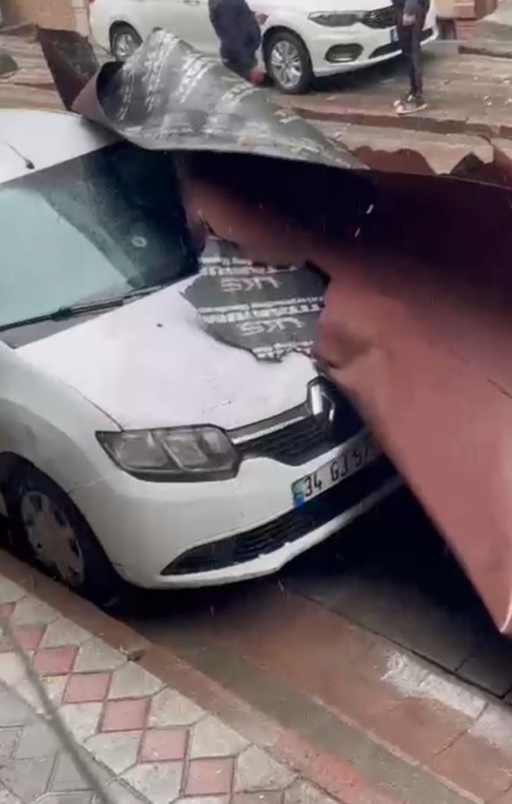 Çatı uçtu, 3 otomobil zarar gördü
