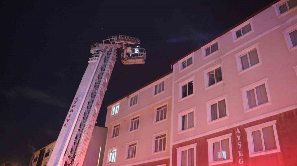 Çatıda çıkan yangın korkuttu