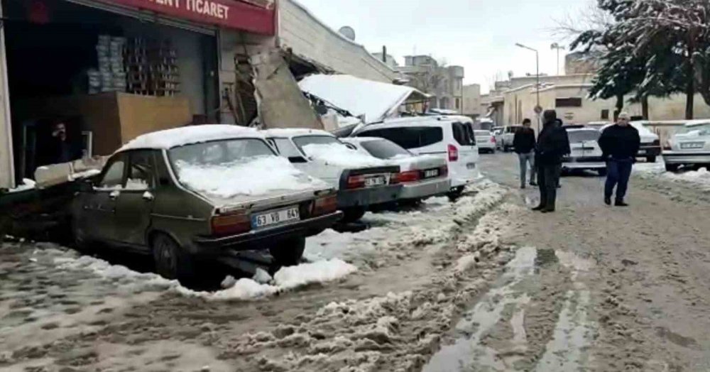 Çöken tentenin altında kalan araçlar hasar gördü