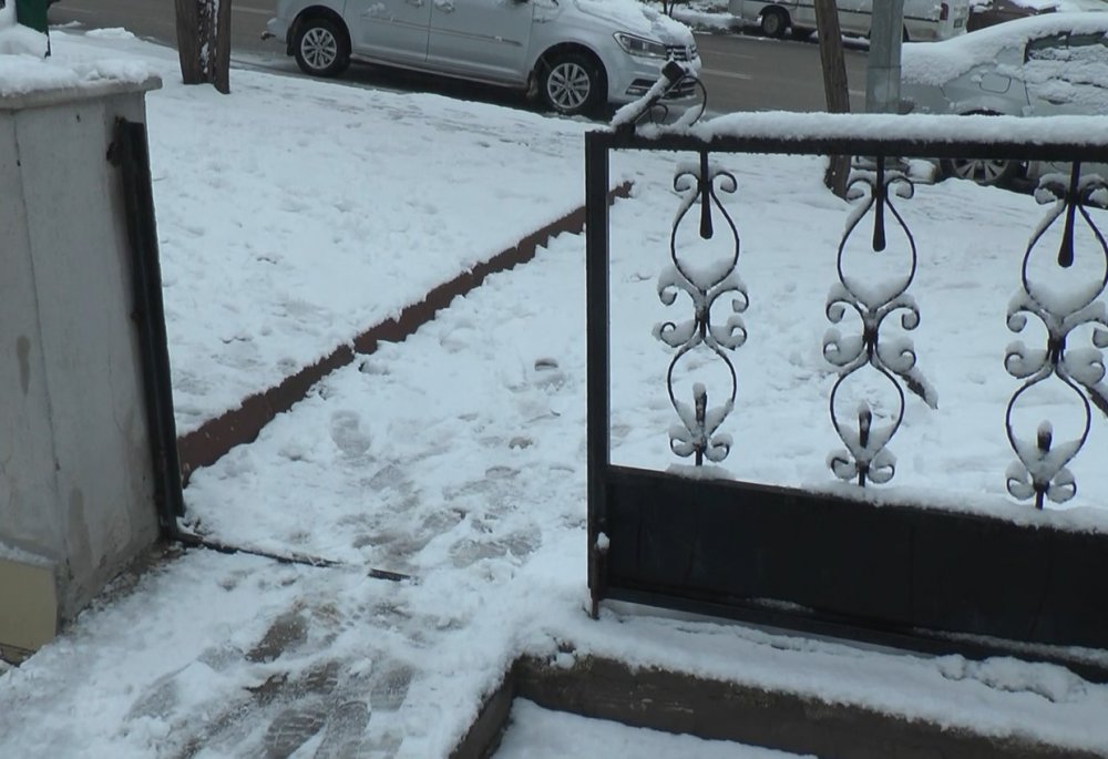 Güpegündüz sitenin demir kapısını çaldı