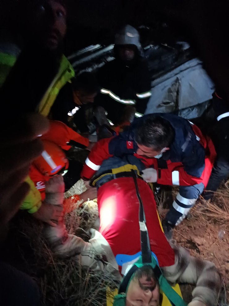 Hafif ticari araç şarampole devrildi: 2'si ağır 4 yaralı