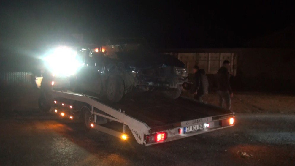 İki otomobil çarpıştı: 6 yaralı