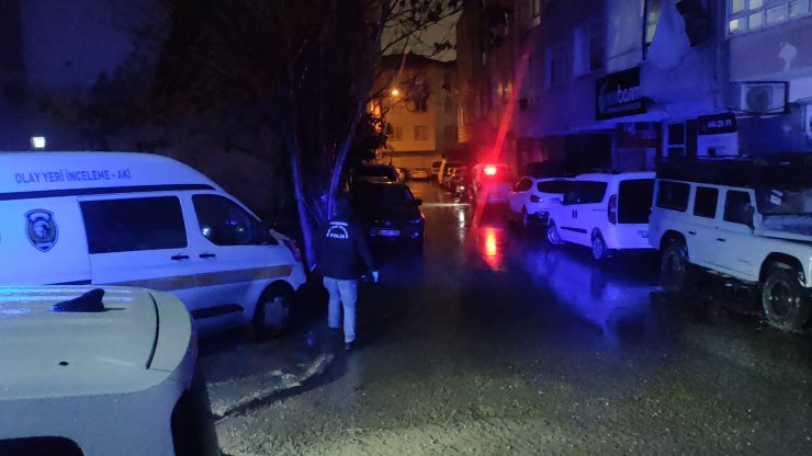 Kahvehanede pusu kurup, kadını vurdu