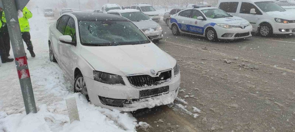 Kayan otomobil yayalara çarptı: 5 yaralı