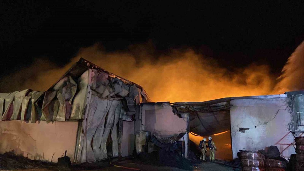 Plastik fabrikası alev alev yandı