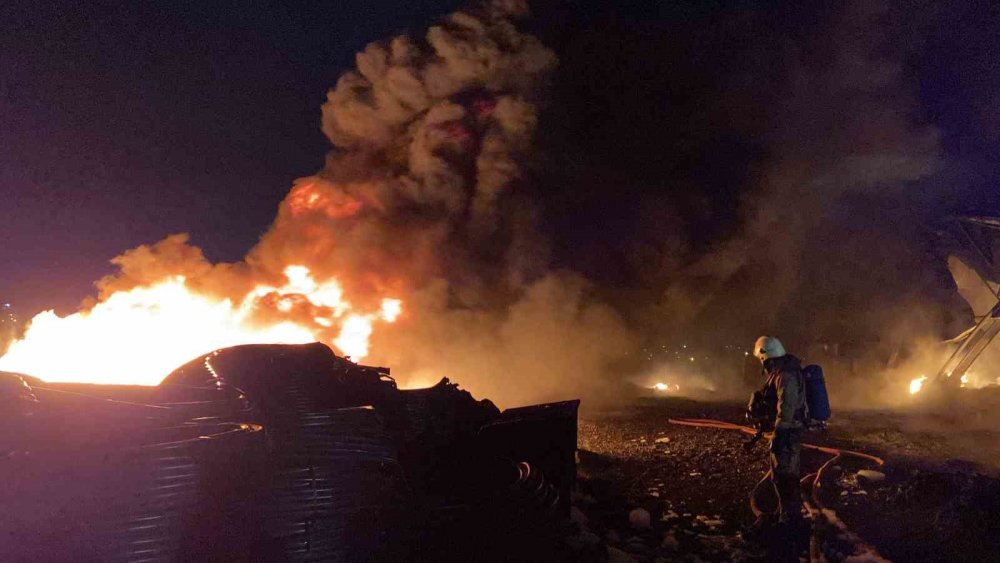 Plastik fabrikası alev alev yandı