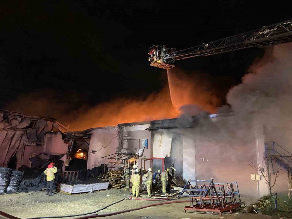 Plastik fabrikası alev alev yandı