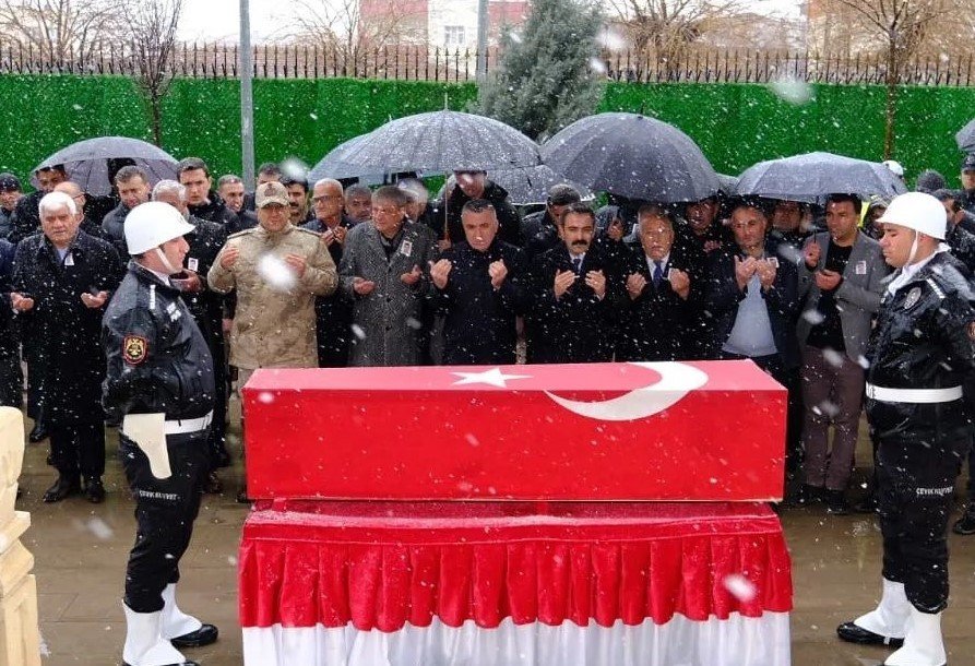 Polis memuru trafik kazasında hayatını kaybetti