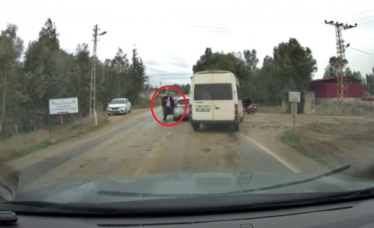 Trafikte önünü kestiği minibüsün şoförüne silah çekti