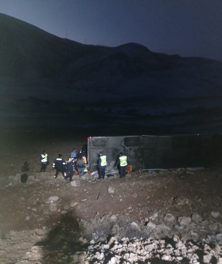 Yolcu otobüsü devrildi: 6 ölü, 36 yaralı